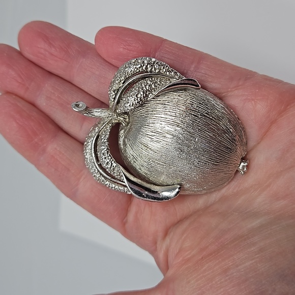 Vintage Sarah Coventry Apple Brooch Silver Tone Adam's Delight Signed - Picture 3 of 13